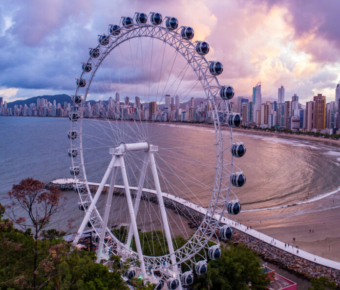 Artista Franc S Exp E Esculturas Na Roda Gigante De Balne Rio Cambori