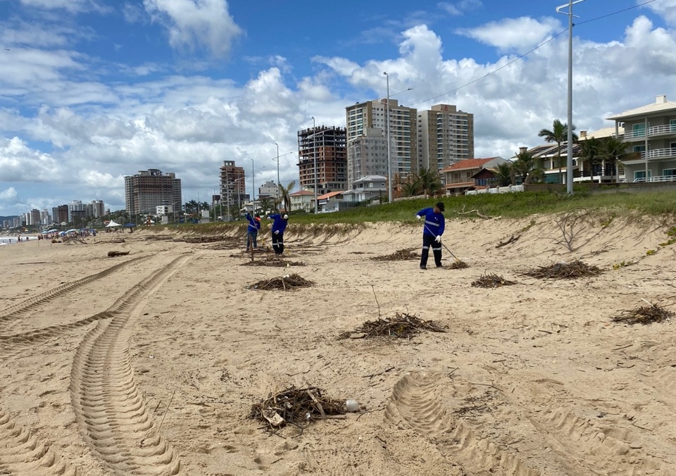 Balneário Piçarras trabalha na limpeza e recuperação da praia MZL10