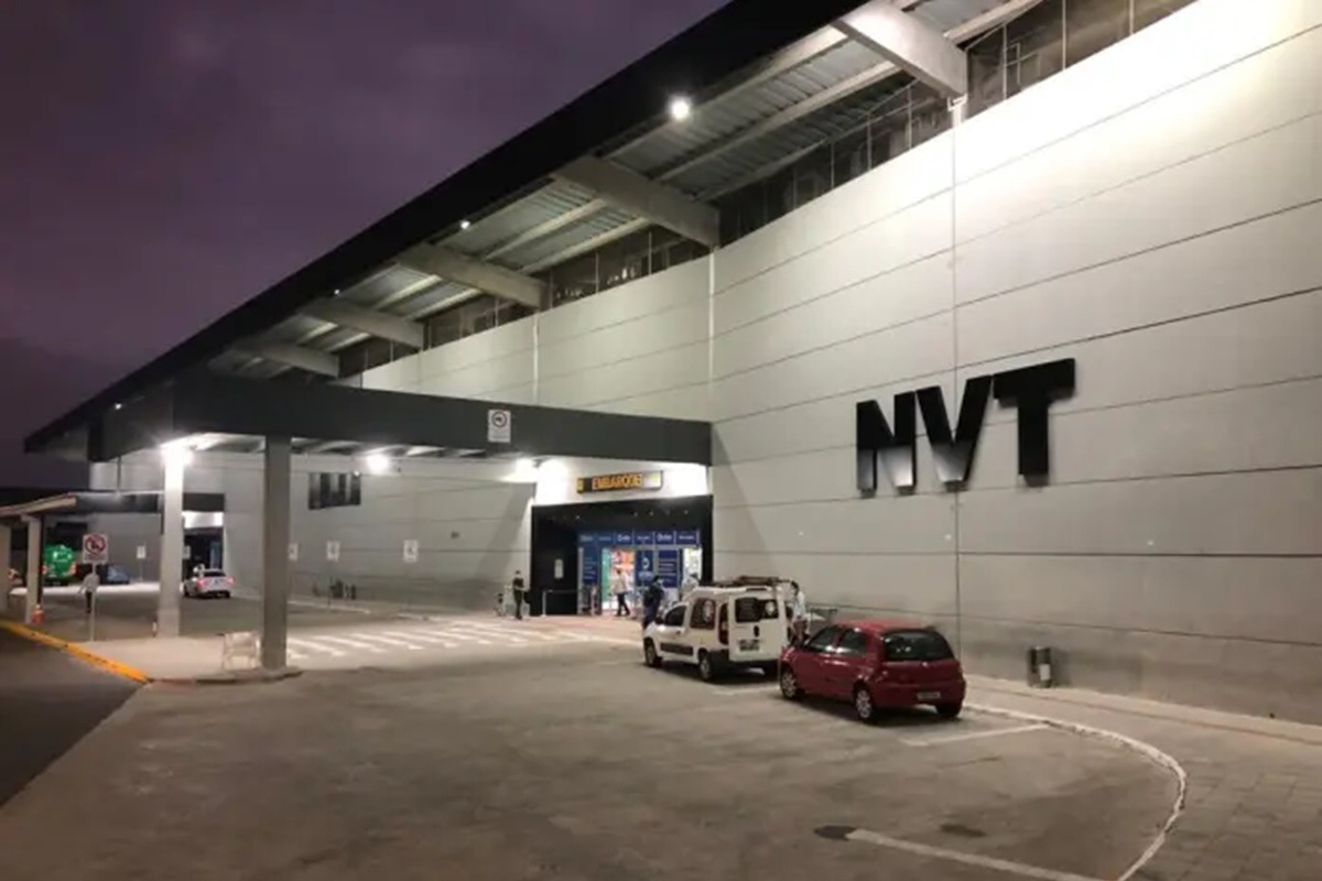 Aeroporto De Navegantes Promete Aumentar Pista Para Avi Es Maiores Mzl