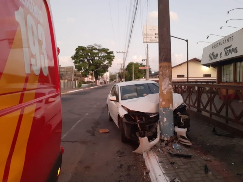 Carro Bate Contra Poste E Motorista Foge Em Navegantes Mzl