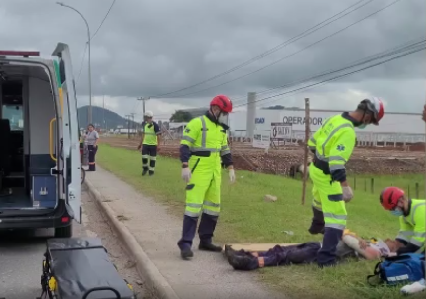 Motoqueiro Bate Na Traseira De Caminh O E Cai Sobre Pista Da Marginal