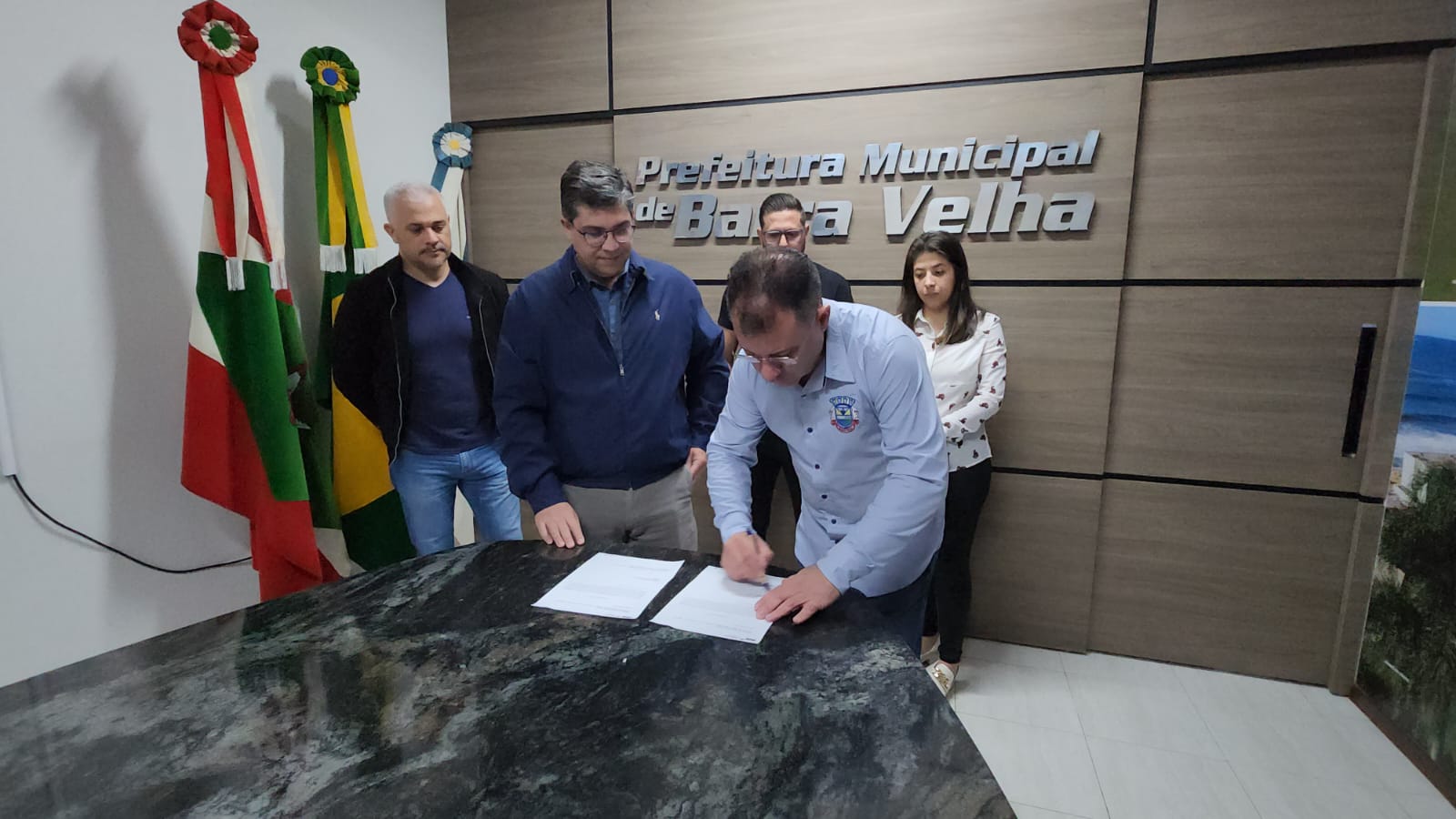 Prefeito Douglas da Costa assina ordem de serviço para projeto do molhe