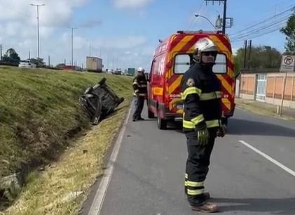 Carro capota na marginal da BR 101 após motorista perder o controle MZL10