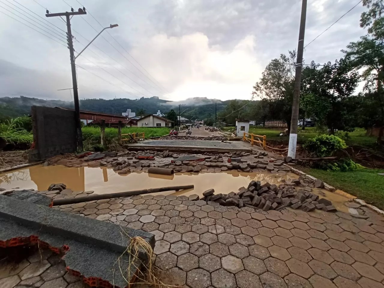 Chuva Deixa Mortos E Desaparecidos Em Rodeio Mzl10 