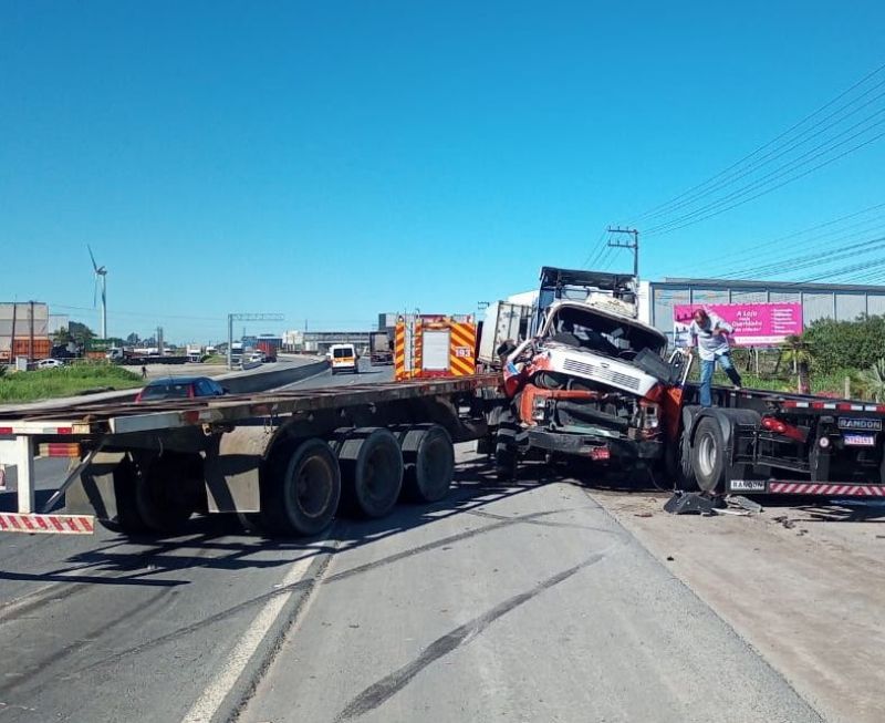 Caminhões Batem De Frente E Ficam “encavalados” Após Acidente Na Br 470 Mzl10 2362